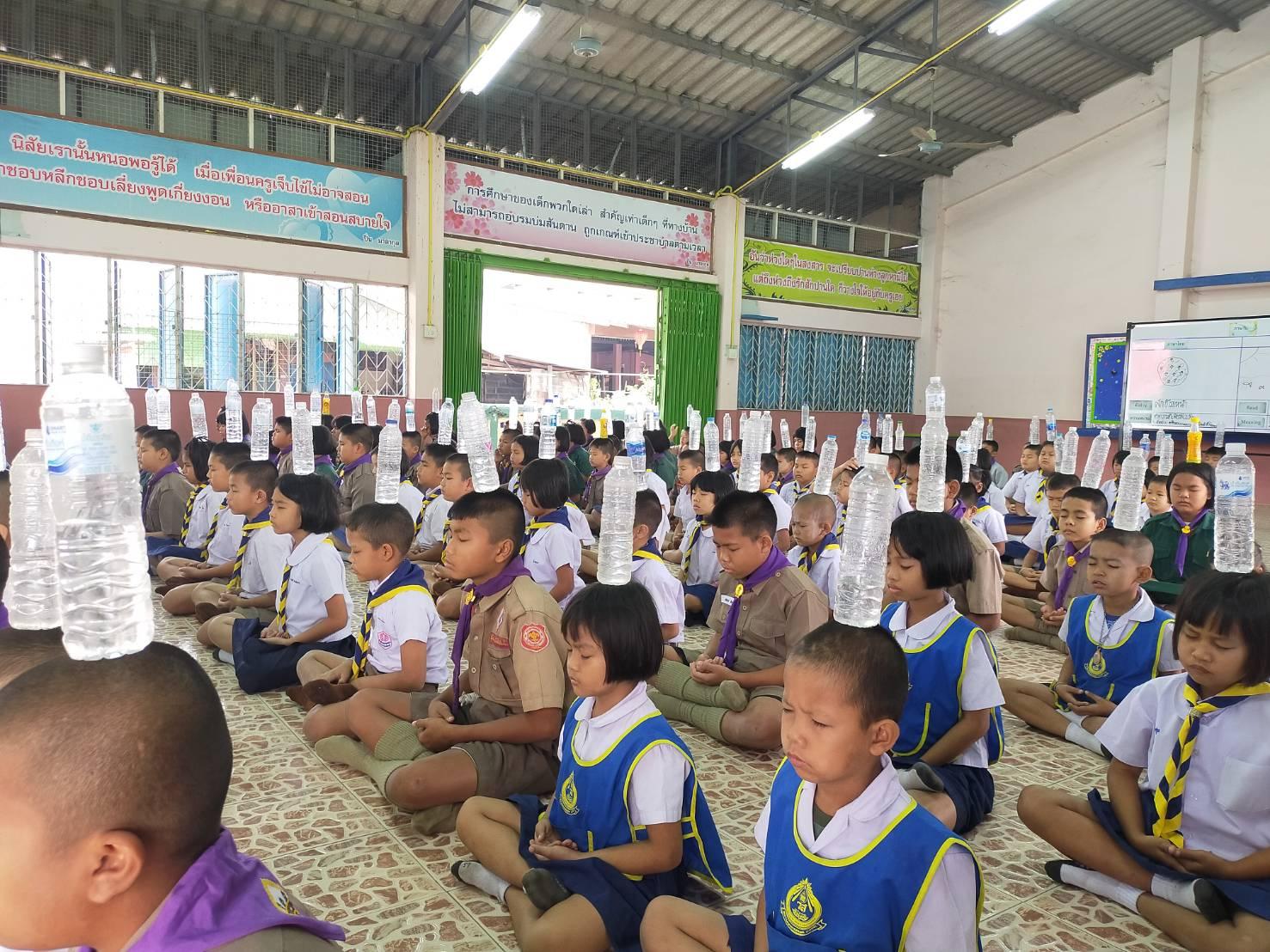 โรงเรียนวัดสว่างอารมณ์และโรงเรียนบ้านศรีอุดมธัญญะทำกิจกรรมฝึกสมาธิยามเช้าก่อนเข้าเรียน